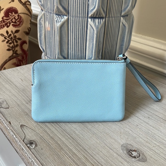 NWT Coach Leather Corner Zip Waterfall Wristlet - Picture 2 of 5